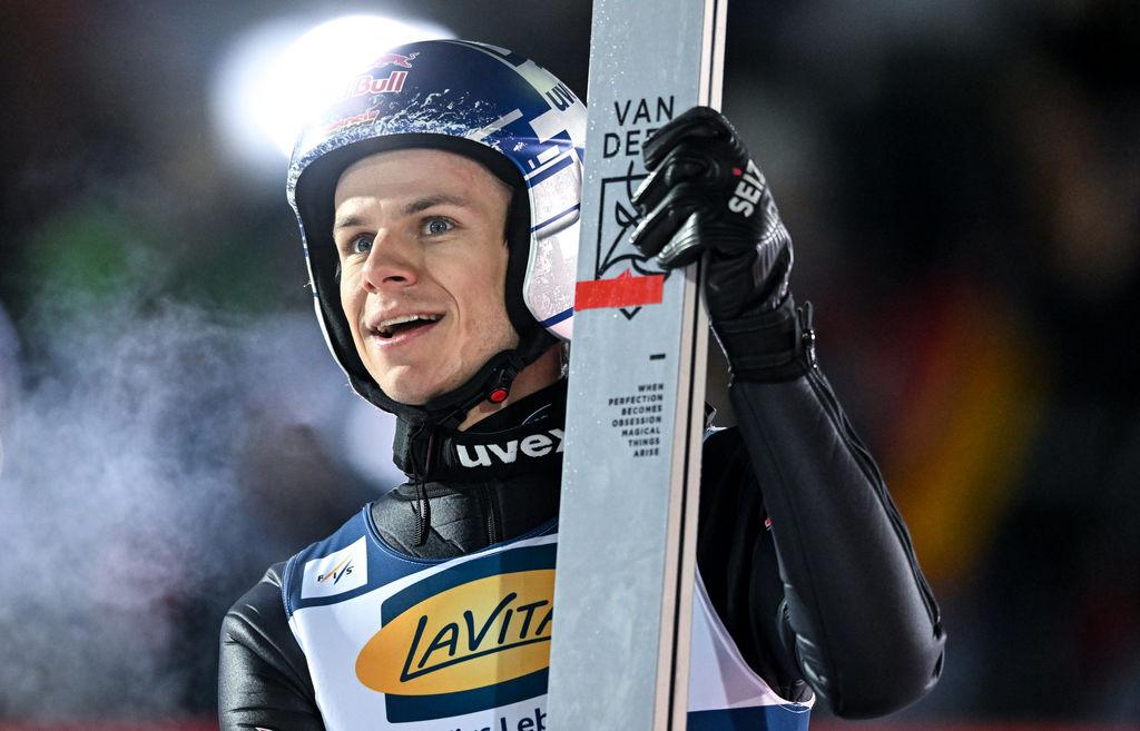 ARCHIV - 10.12.2023, Sachsen, Klingenthal: Ski nordisch/Skispringen, Weltcup, Großschanze, Herren, 2. Durchgang. Andreas Wellinger aus Deutschland reagiert nach seinem Sprung. Die dpa beantwortet die wichtigsten Fragen und Antworten zur Vierschanzentournee. (zu dpa: «Kampf um den Adler: Das Wichtigste zur Vierschanzentournee») Foto: Hendrik Schmidt/dpa +++ dpa-Bildfunk +++