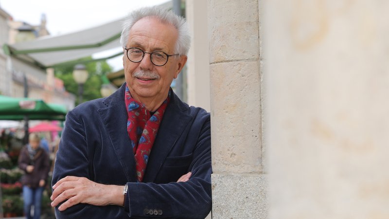 Dieter Kosslick lehnt an einer Steinwand und blickt in die Kamera | Bild: Andreas Klär Dieter Kosslick lehnt an einer Steinwand und blickt in die Kamera