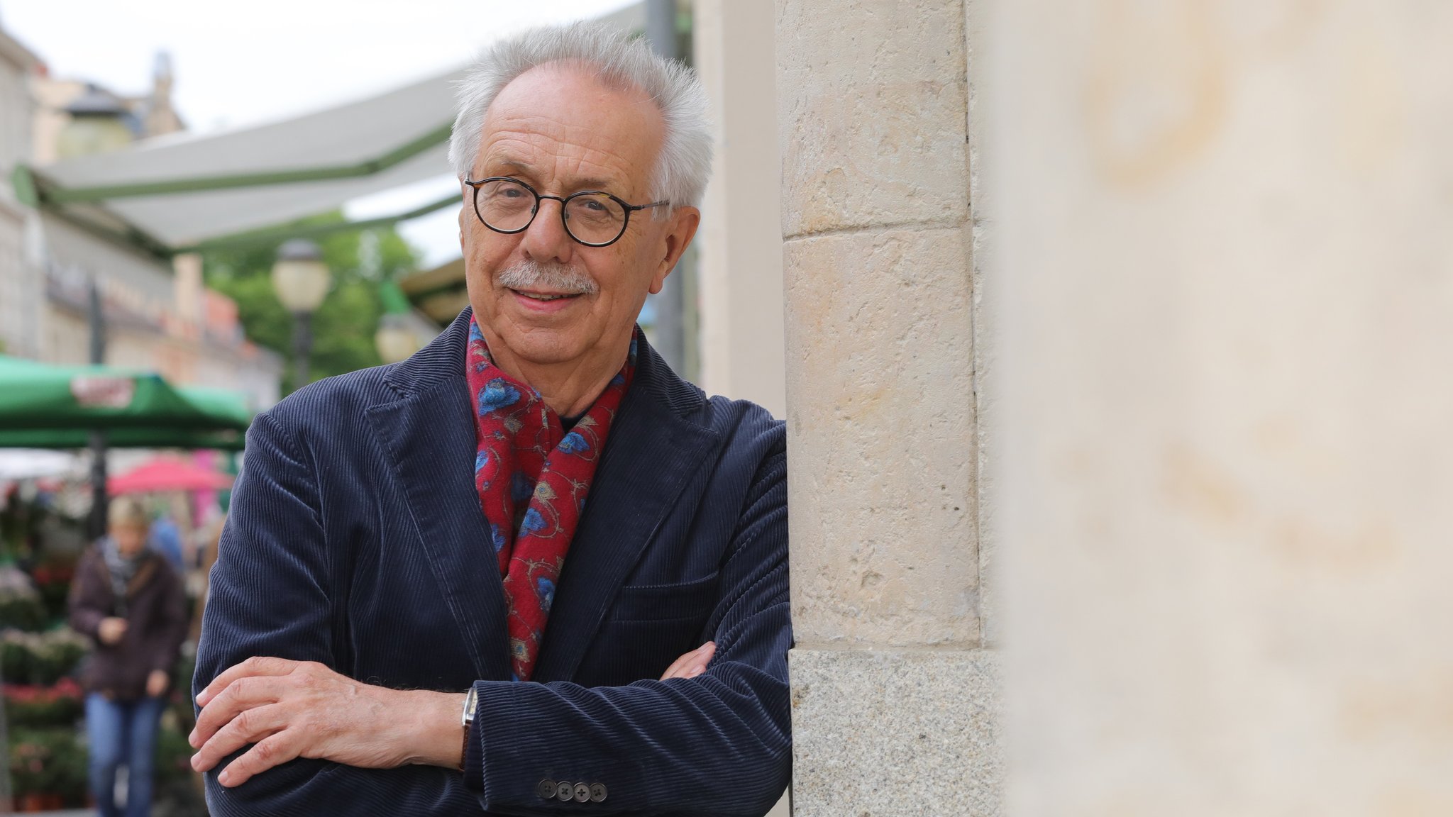 Dieter Kosslick lehnt an einer Steinwand und blickt in die Kamera | Bild: Andreas Klär Dieter Kosslick lehnt an einer Steinwand und blickt in die Kamera