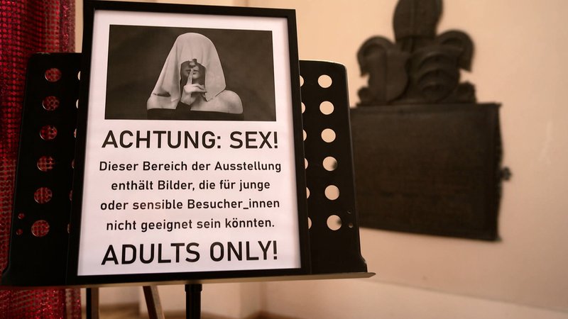 Ein Warnschild mit der Aufschrift "Achtung: Sex"