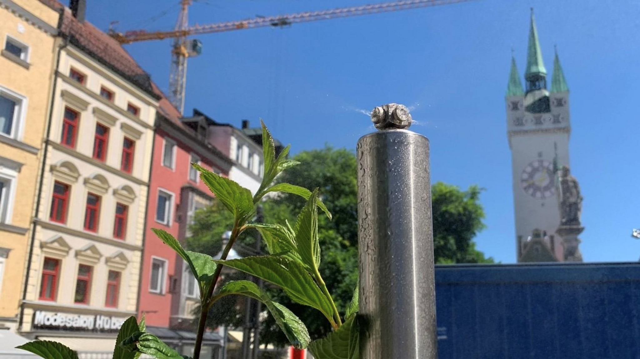 Eine Säule am Straubinger Stadtplatz, die feinen Wassernebel versprüht