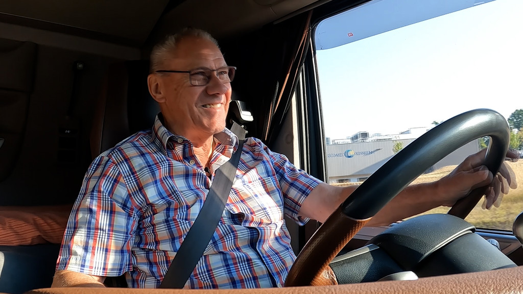 Werner Schad está al volante de un camión.