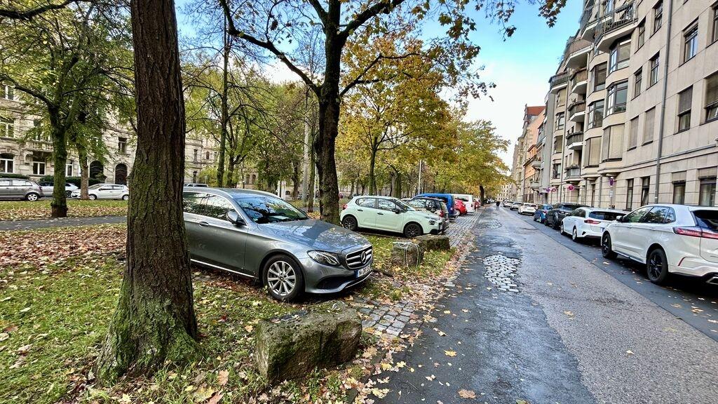 Parkende Autos in der Hornschuchpromenade in Fürth
