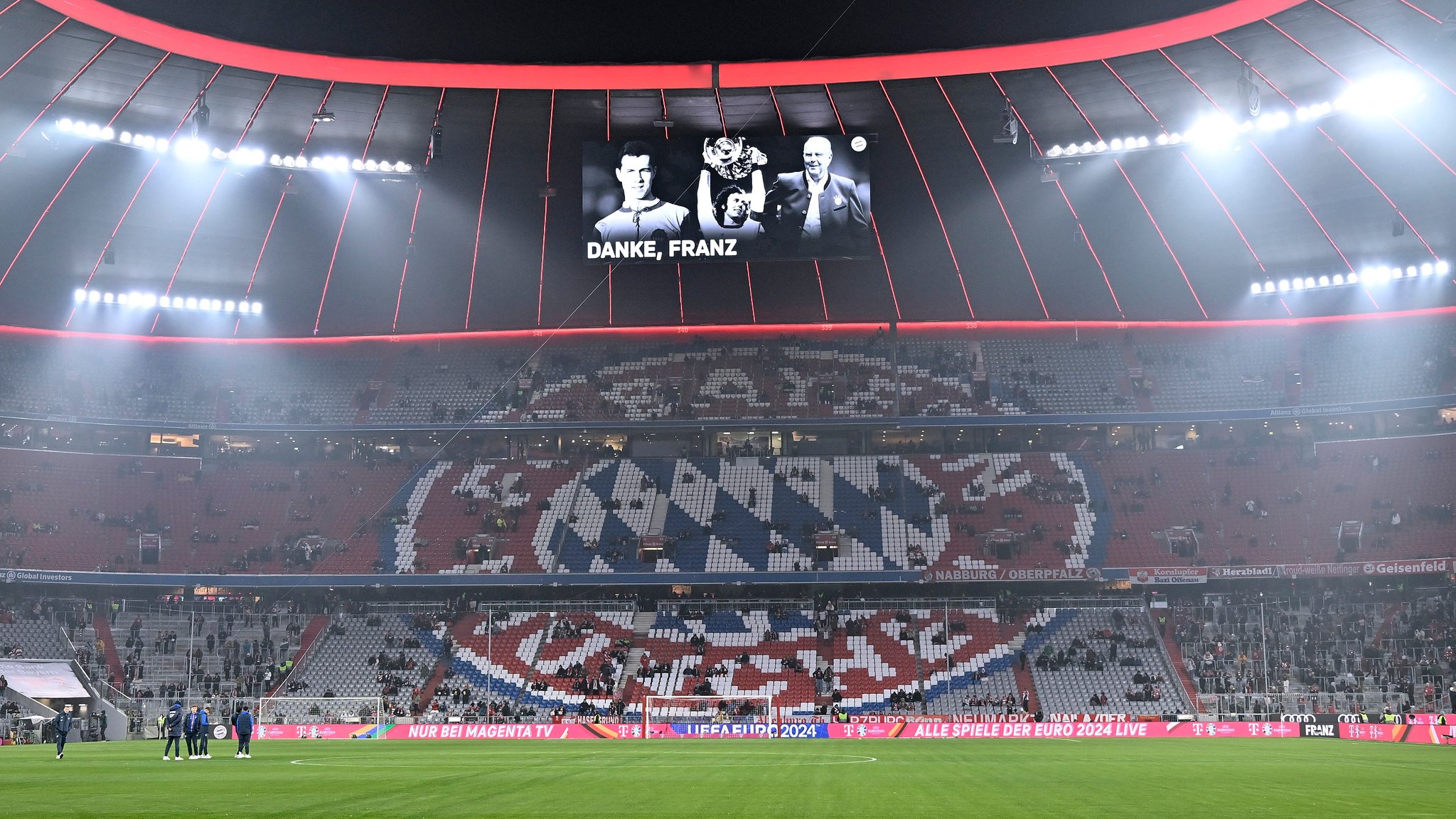 Gedenken an Franz Beckenbauer in der Allianz Arena