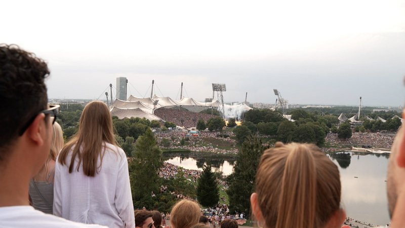 Tausende "Swifties" verfolgen das Konzert vom Olympiaberg aus | Bild: Bayerischer Rundfunk 2024 Tausende "Swifties" verfolgen das Konzert vom Olympiaberg aus