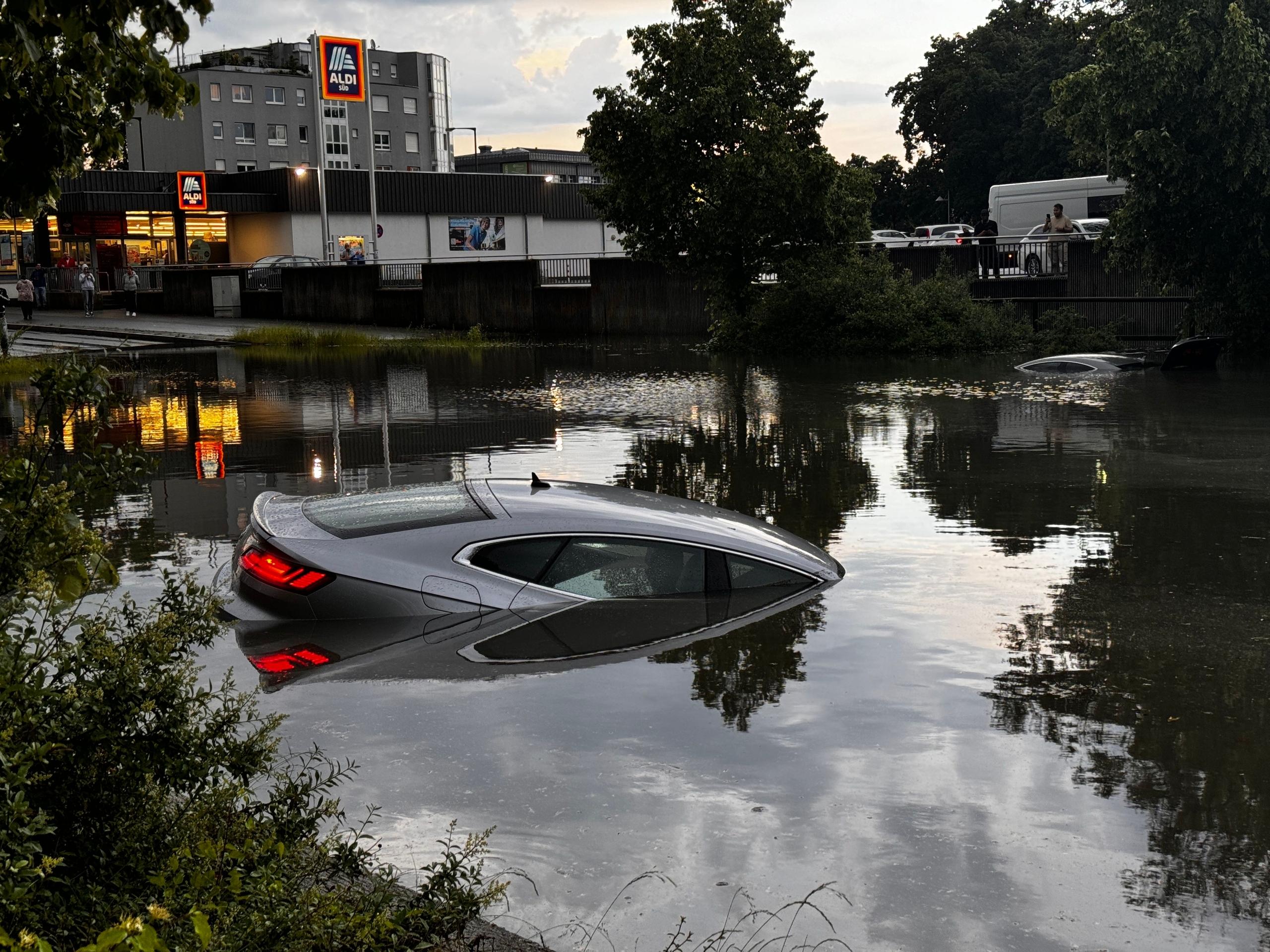 Das Unwetter in Bayern hat besonders Nürnberg getroffen. Laut Polizei gingen Autos in überfluteten Unterführungen komplett unter. 