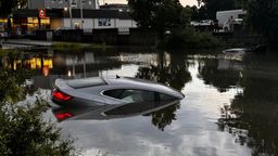 Das Unwetter in Bayern hat nach ersten Erkenntnissen besonders Nürnberg getroffen. Laut Polizei gingen Autos in überfluteten Unterführungen komplett unter. Aktuell warnt der Wetterdienst vor Starkregen vor allem in Mittelfranken und Schwaben. | Bild:BR/news5