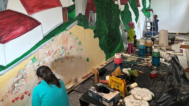 Gemeinsames Kulissenmalen in Oberliezheim | Bild: BR, Judith Zacher Gemeinsames Kulissenmalen in Oberliezheim