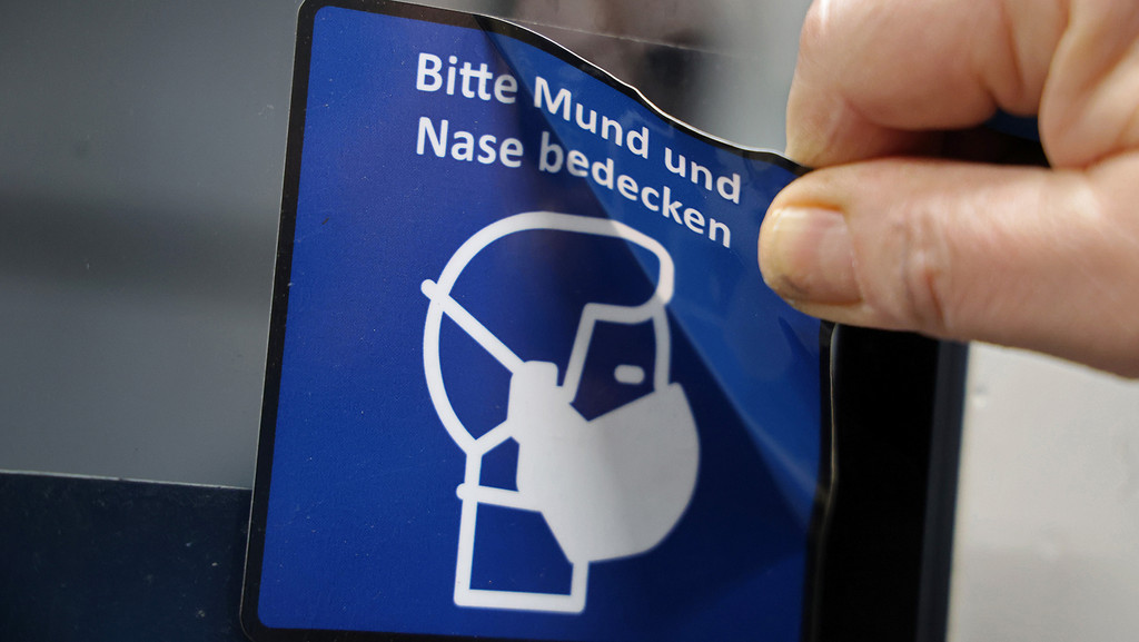 Nach drei Jahren Corona-Pandemie ist es morgen soweit: Die Maskenpflicht fällt dort, wo es sie noch gibt: in Arztpraxen, Tageskliniken oder Altenheimen. | Bild: BR Nach drei Jahren Corona-Pandemie ist es morgen soweit: Die Maskenpflicht fällt dort, wo es sie noch gibt: in Arztpraxen, Tageskliniken oder Altenheimen.