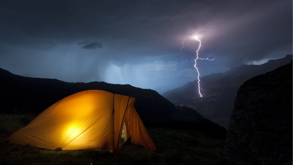 Blitzeinschlag vor Zelt