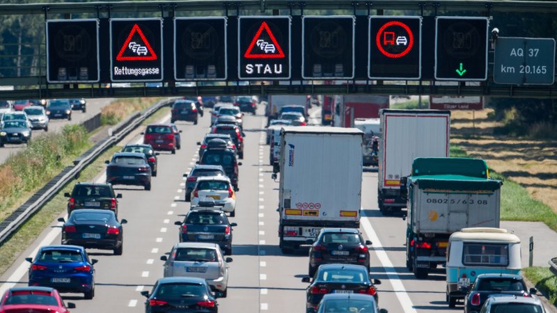 Stau auf der A8 | Bild: dpa-Bildfunk/Lino Mirgeler Stau auf der A8
