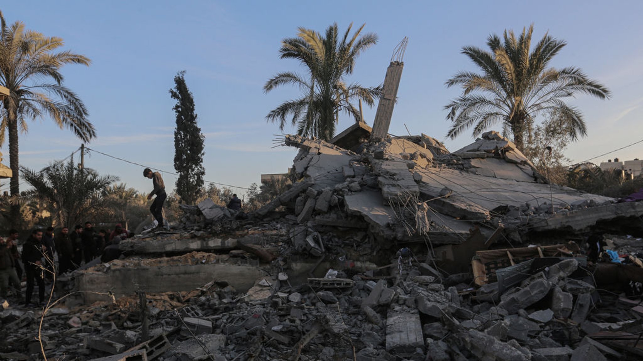 Palästinenser inspizieren die Trümmer eines zerstörten Gebäudes nach einem Luftangriff israelischer Kampfflugzeuge auf das Gebiet in Deir al-Balah im zentralen Gazastreifen.