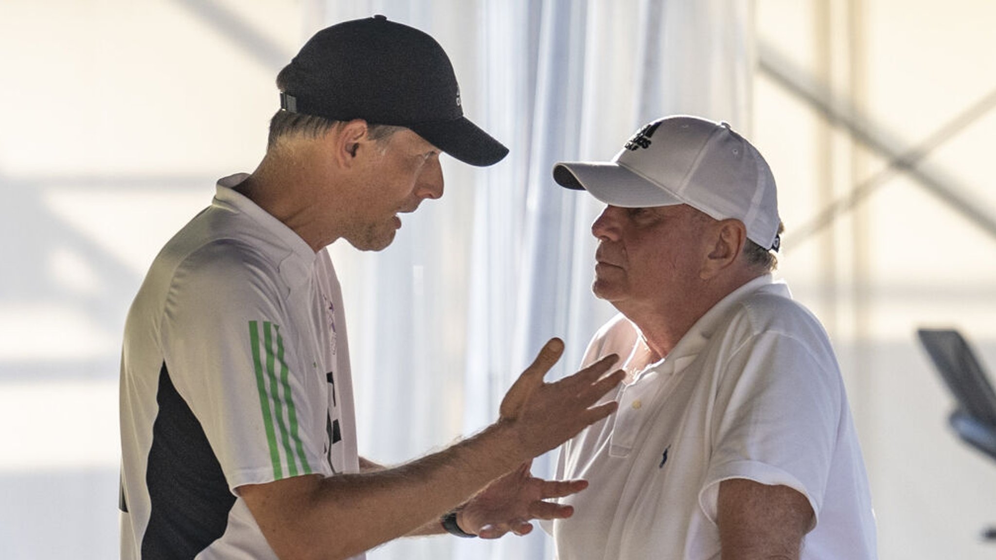 ARCHIV - 18.07.2023, Bayern, Rottach-Egern: Fußball: Testspiele, FC Rottach-Egern - FC Bayern München: Bayerns Trainer Thomas Tuchel (l) spricht mit Ehrenpräsident Uli Hoeneß. (zu dpa: «Matthäus über Bayern: «FC Hollywood» war immer da und ist es weiter») Foto: David Inderlied/dpa +++ dpa-Bildfunk +++