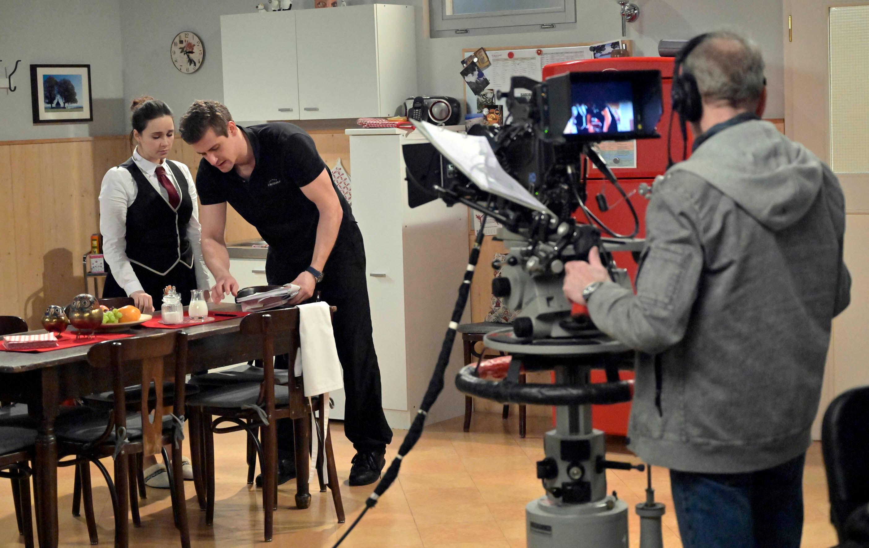 (Symbolbild) Ein Kameramann arbeitet im Studio mit Schauspielern