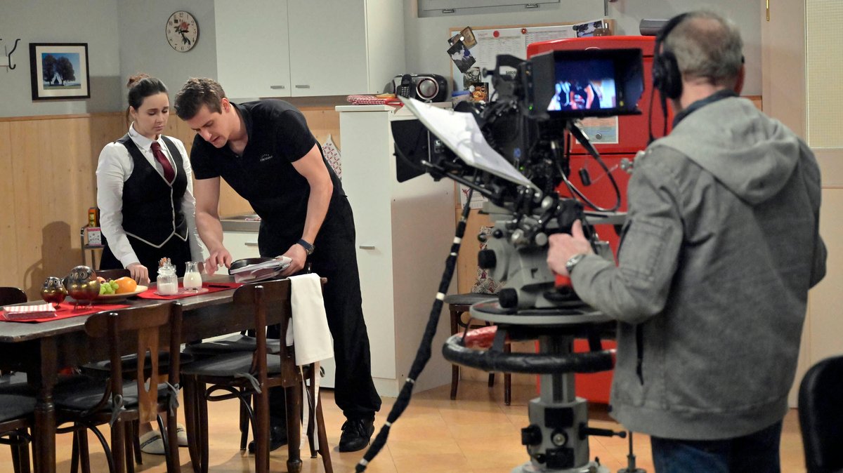 (Symbolbild) Ein Kameramann arbeitet im Studio mit Schauspielern