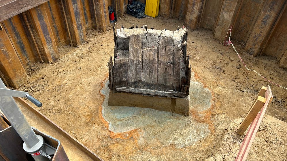 Der 2.000 Jahre alte Brunnen wurde bei Bauarbeiten zum Südostlink entdeckt. | Bild:BR/Corinna Ballweg