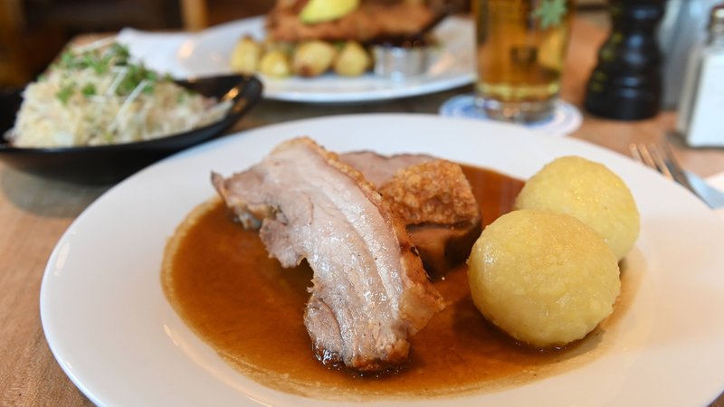 Ein Ehepaar hat den Schweinebraten der Nachbarn gestohlen. | Bild: picture alliance / SZ Photo | Stephan Rumpf Ein Ehepaar hat den Schweinebraten der Nachbarn gestohlen.