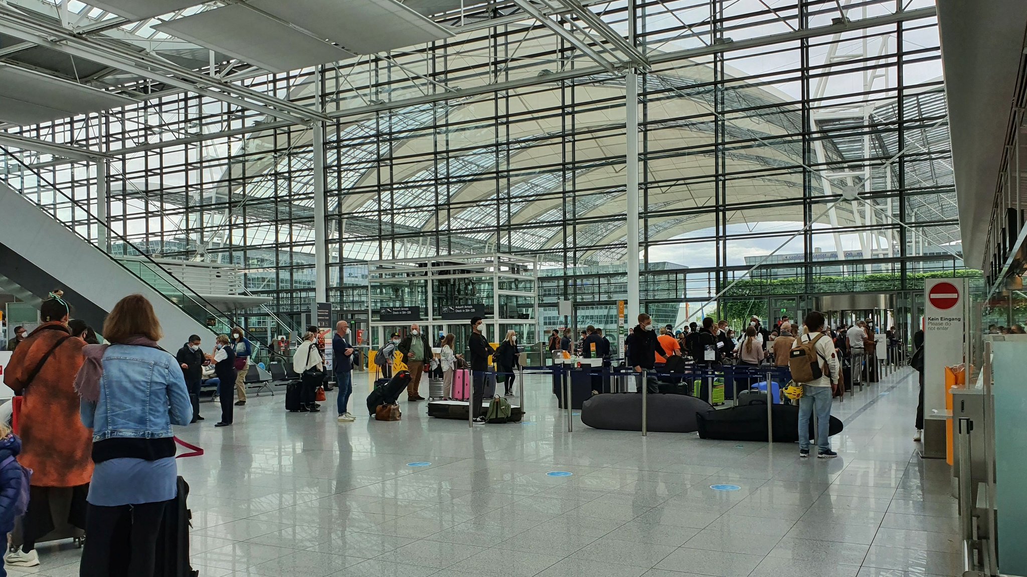 Warteschlange im Terminal 2 am Flughafen München