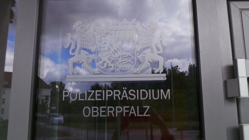 Eingangstüre Polizeipräsidium Oberpfalz in Regensburg