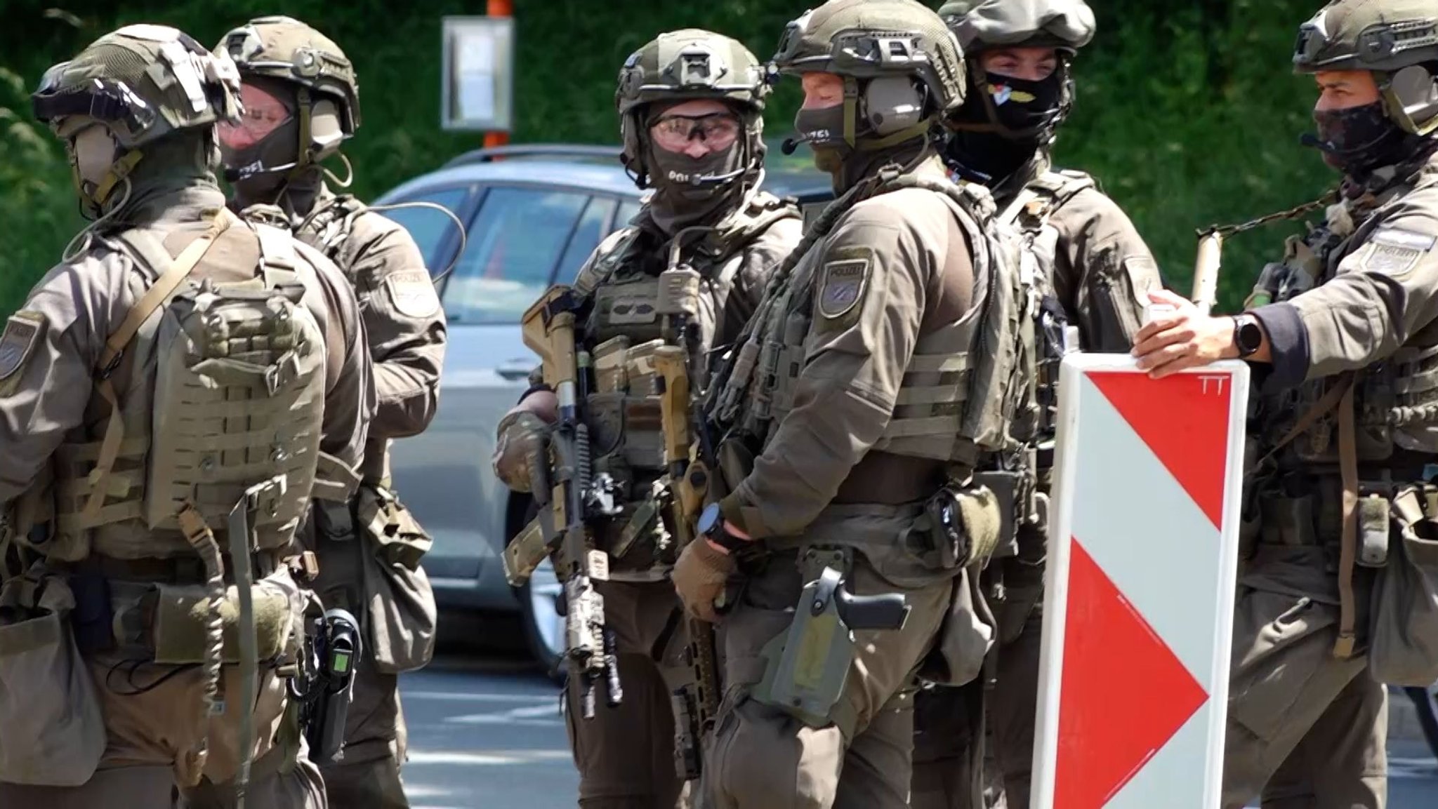 Einsatzkräfte stehen bei einem Parkplatz bereit. | Bild: News 5 / Stephan Fricke Einsatzkräfte stehen bei einem Parkplatz bereit.
