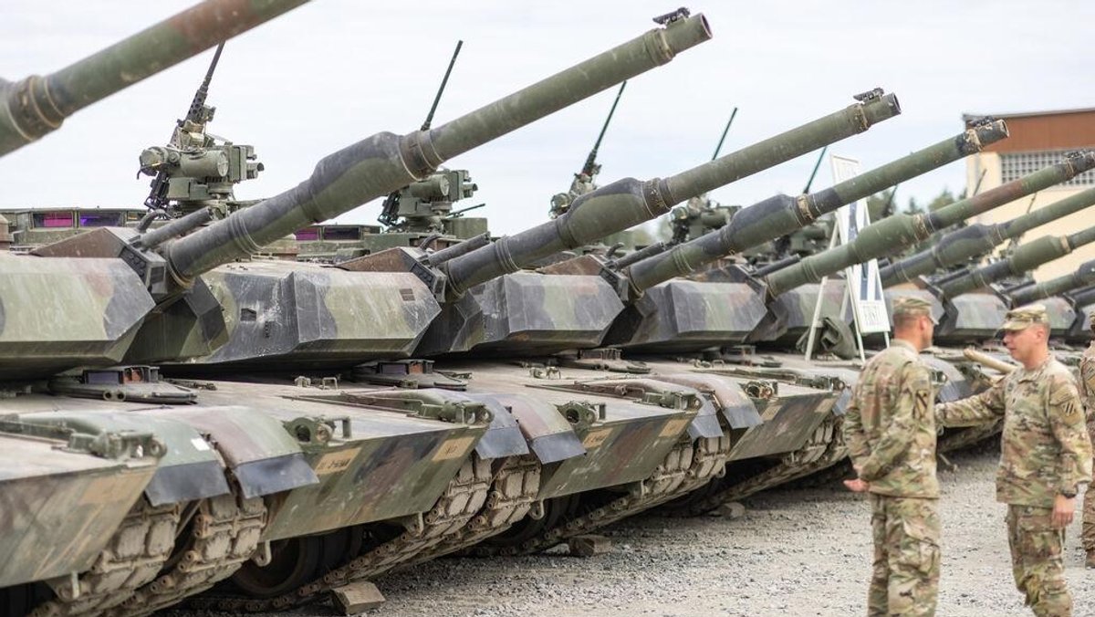 Panzer des Typs M1A2 Abrams stehen auf dem Gelände der US-Streitkräfte in Grafenwöhr.