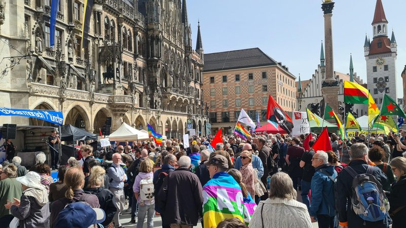 Hunderte Menschen marschieren über den Münchner Marienplatz | Bild: Manuel Rauch/BR Hunderte Menschen marschieren über den Münchner Marienplatz