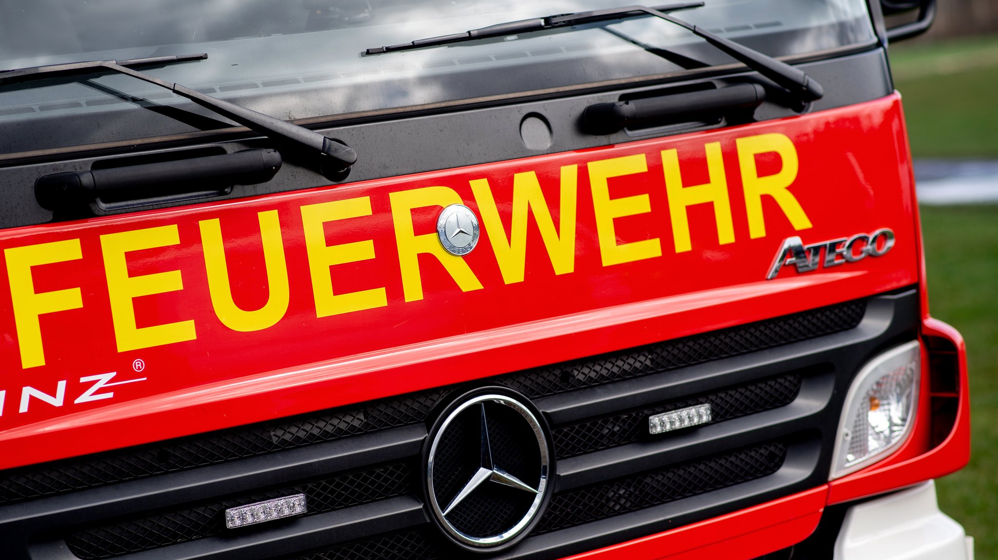 Ein stehendes Feuerwehrauto 