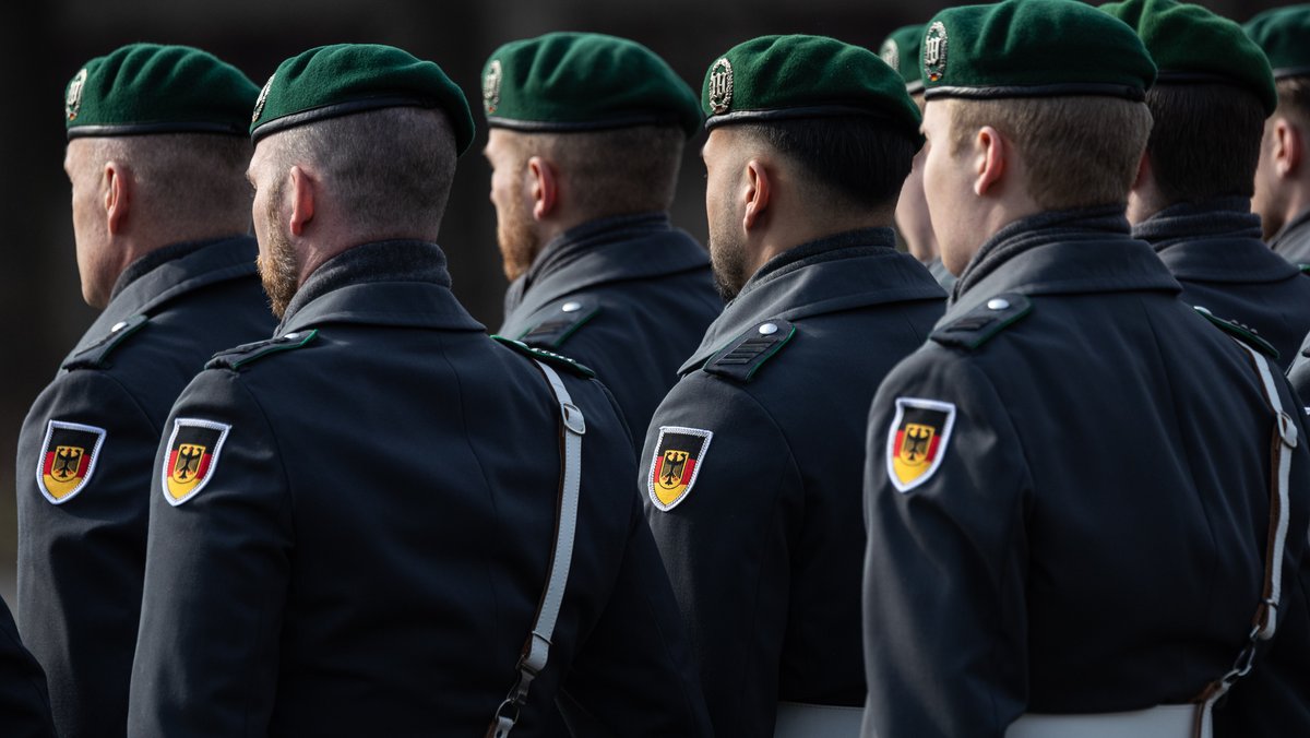 Soldaten des Wachbataillons stehen auf einem Platz in der Julius-Leber-Kaserne (Symbol- und Archivbild)