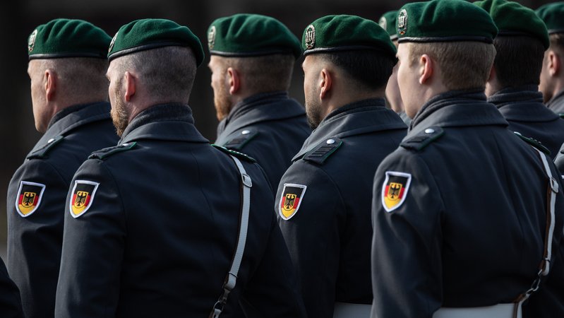 Soldaten des Wachbataillons stehen auf einem Platz in der Julius-Leber-Kaserne (Symbol- und Archivbild) | Bild: picture alliance/dpa|Hannes P. Albert Soldaten des Wachbataillons stehen auf einem Platz in der Julius-Leber-Kaserne (Symbol- und Archivbild)