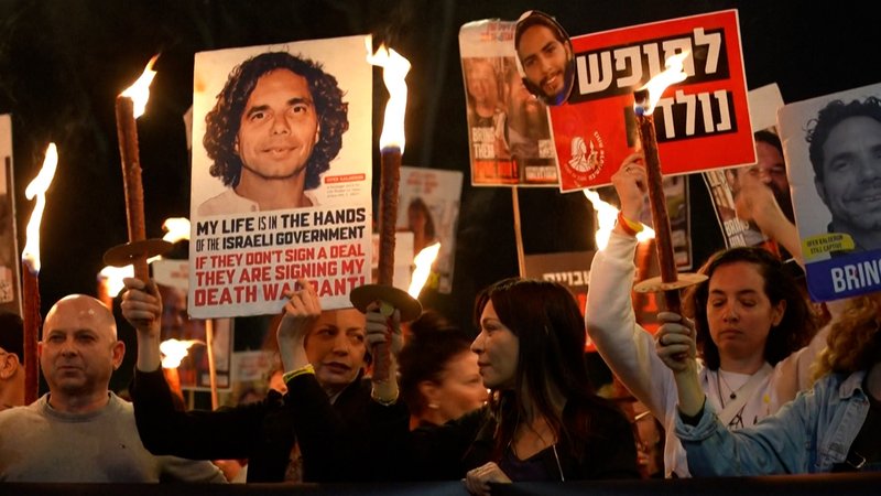 15.01.2025, Israel, Tel Aviv: Verwandte und Freunde von Menschen, die von der Hamas getötet oder entführt und nach Gaza gebracht wurden, reagieren auf die Ankündigung eines Waffenruhestands, indem sie an einer Demonstration teilnehmen. | Bild: BR 15.01.2025, Israel, Tel Aviv: Verwandte und Freunde von Menschen, die von der Hamas getötet oder entführt und nach Gaza gebracht wurden, reagieren auf die Ankündigung eines Waffenruhestands, indem sie an einer Demonstration teilnehmen.