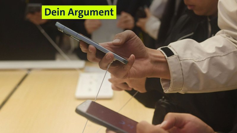 Mehrere Menschen testen Smartphones. | Bild: picture alliance / CFOTO | CFOTO Mehrere Menschen testen Smartphones.