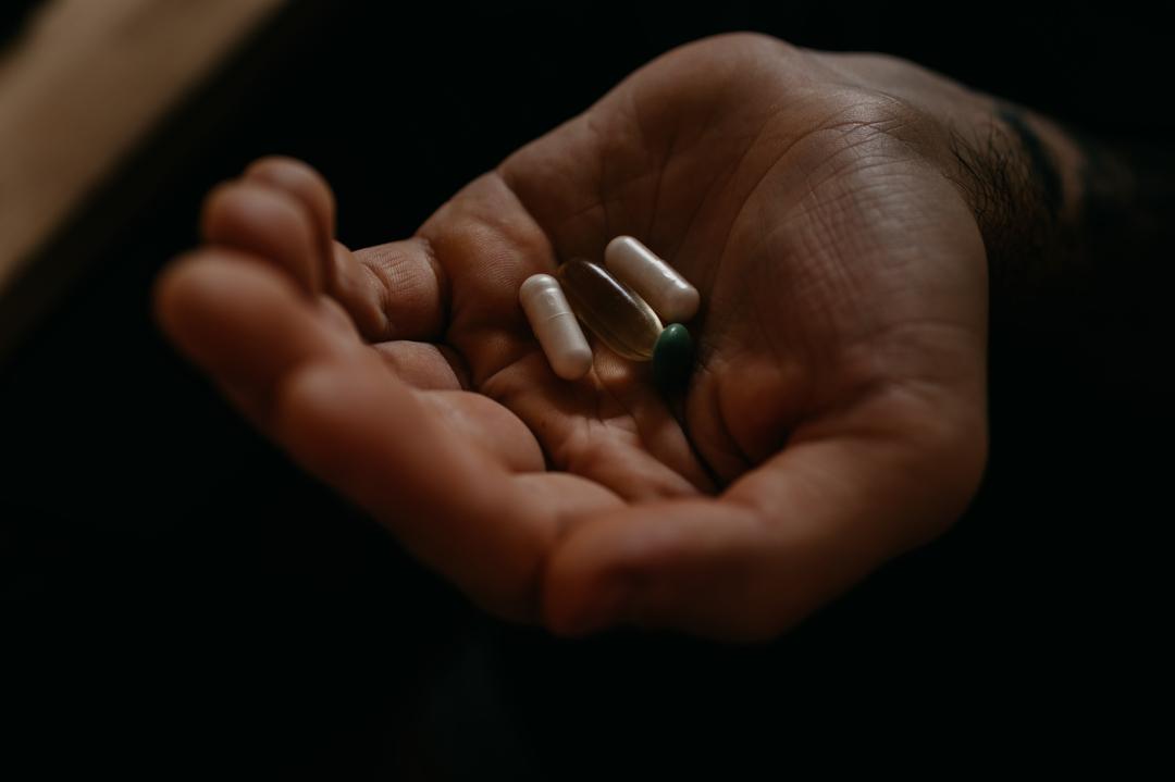 Symbolbild: Eine Person hält verschiedene Tabletten in der Hand. Investoren versprechen sich von Substanzen, die ansonsten als Drogen bekannt sind, unter anderem Hilfe für Menschen, die an Depressionen leiden. Fachleute fürchten einen Hype und mahnen gründlichere Studien an.