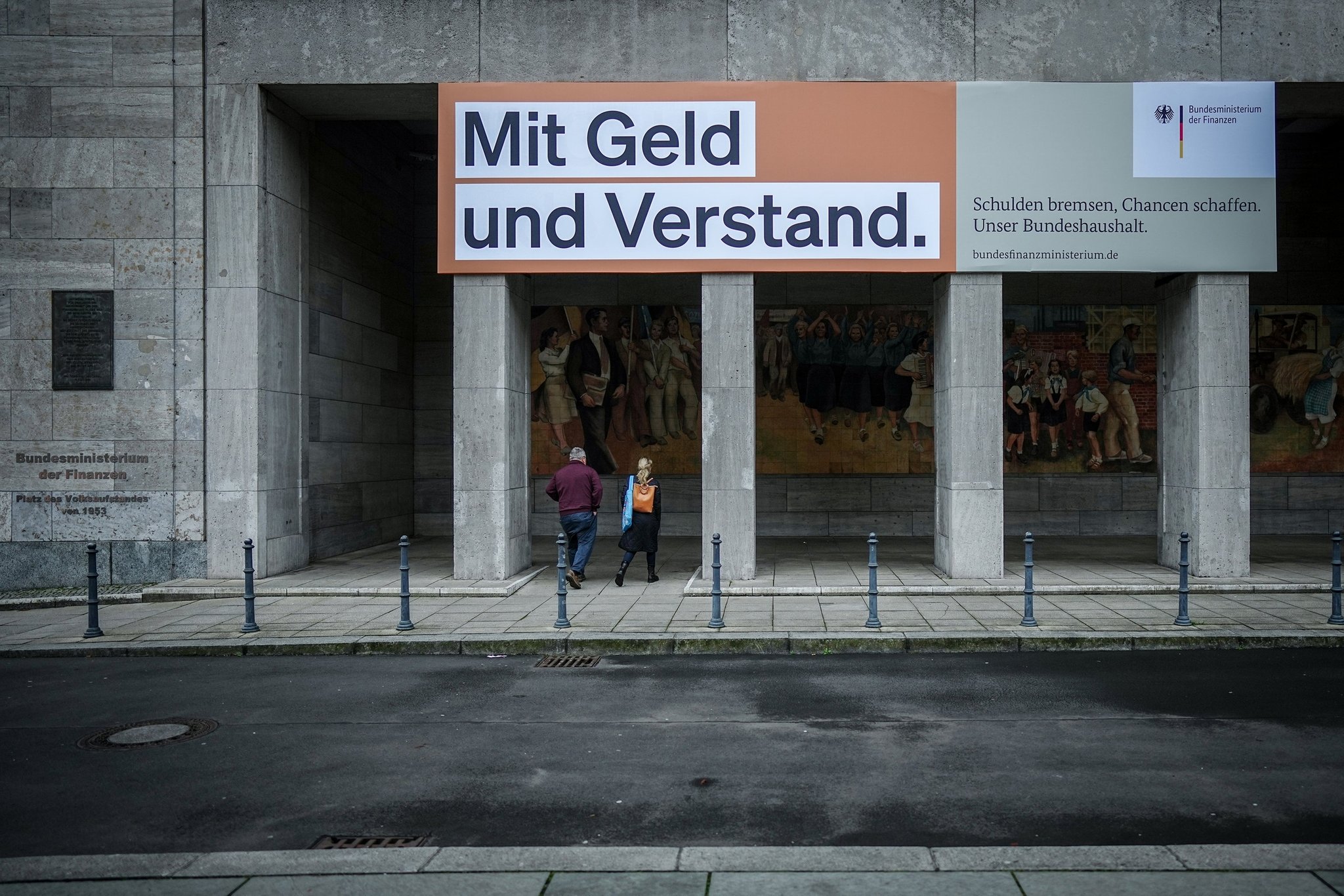 21.11.2023, Berlin: Ein Plakat mit der Aufschrift ·Mit Geld und Verstand. Schulden bremsen, Chancen schaffen. Unser Bundeshaushalt.· hängt über dem Eingang zum Bundesministerium der Finanzen. Das Finanzministerium hatte die Verpflichtungsermächtigungen aus dem Haushalt 2023 gesperrt. Das sind Finanzzusagen für die kommenden Jahre, die etwa für mehrjährige Vorhaben genutzt werden. Hintergrund ist das Urteil des Bundesverfassungsgerichts, das die Umwidmung von Krediten in Höhe von 60 Milliarden Euro im Haushalt 2021 für nichtig erklärt. Foto: Kay Nietfeld/dpa +++ dpa-Bildfunk +++