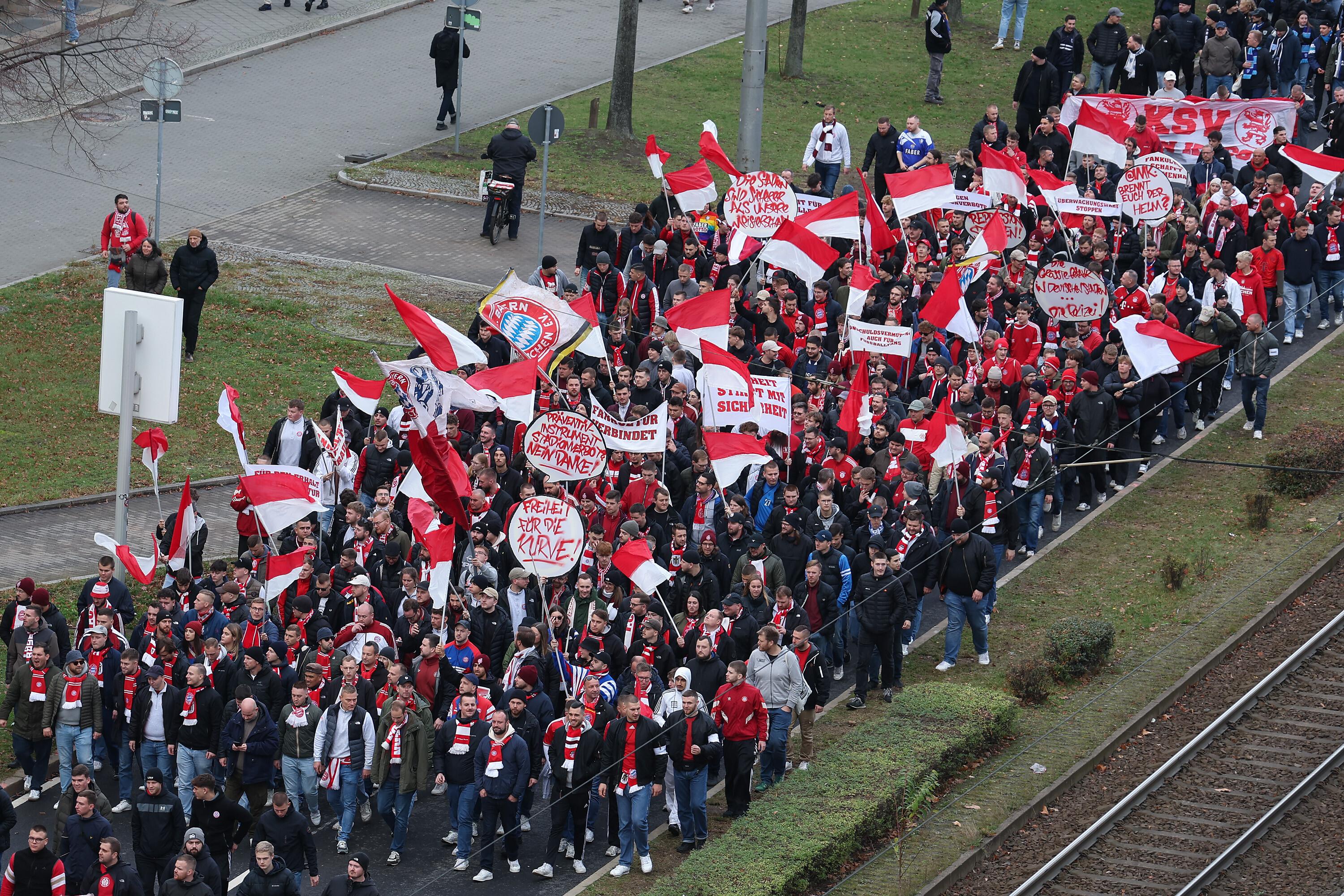 Fußballfans aus ganz Deutschland haben in Leipzig gegen neue Maßnahmen der Politik demonstriert, darunter auch Hunderte Bayernfans.