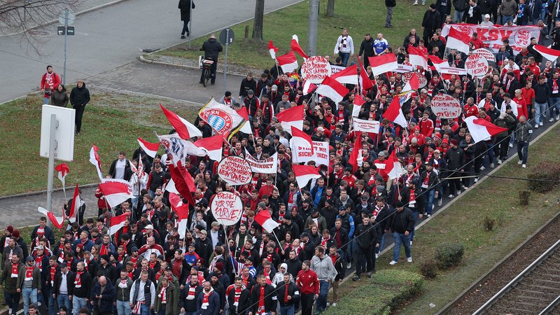 Fußballfans aus ganz Deutschland haben in Leipzig gegen neue Maßnahmen der Politik demonstriert, darunter auch Hunderte Bayernfans. | Bild: picture alliance / osnapix | osnapix Fußballfans aus ganz Deutschland haben in Leipzig gegen neue Maßnahmen der Politik demonstriert, darunter auch Hunderte Bayernfans.