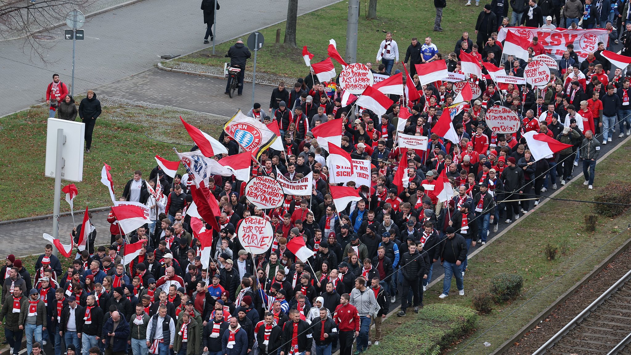 Fußballfans aus ganz Deutschland haben in Leipzig gegen neue Maßnahmen der Politik demonstriert, darunter auch Hunderte Bayernfans.