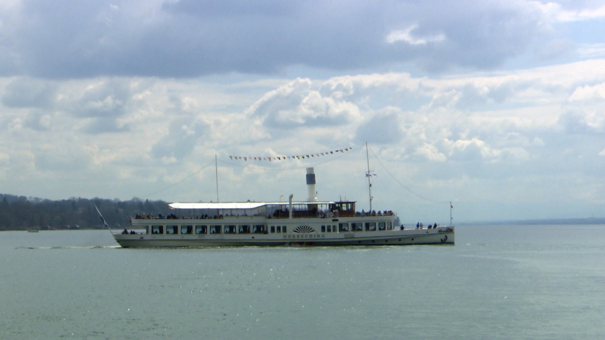 Der Ausflugsdampfer "Herrsching" am Ostersonntag beim Saisonstart am Ammersee.