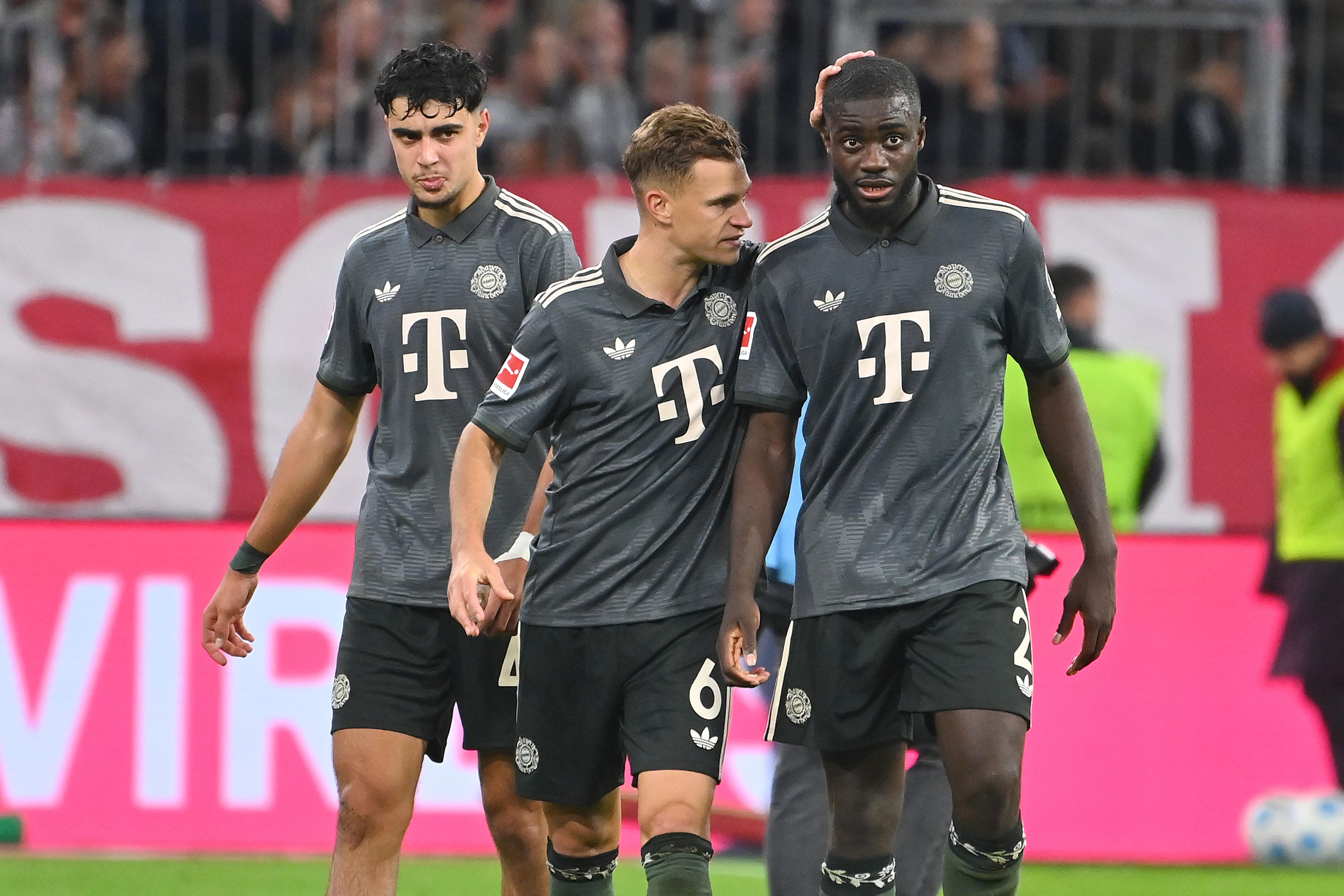 Aleksandar Pavlovic (links), Joshua Kimmich (Mitte), Dayot Upamecano (rechts)