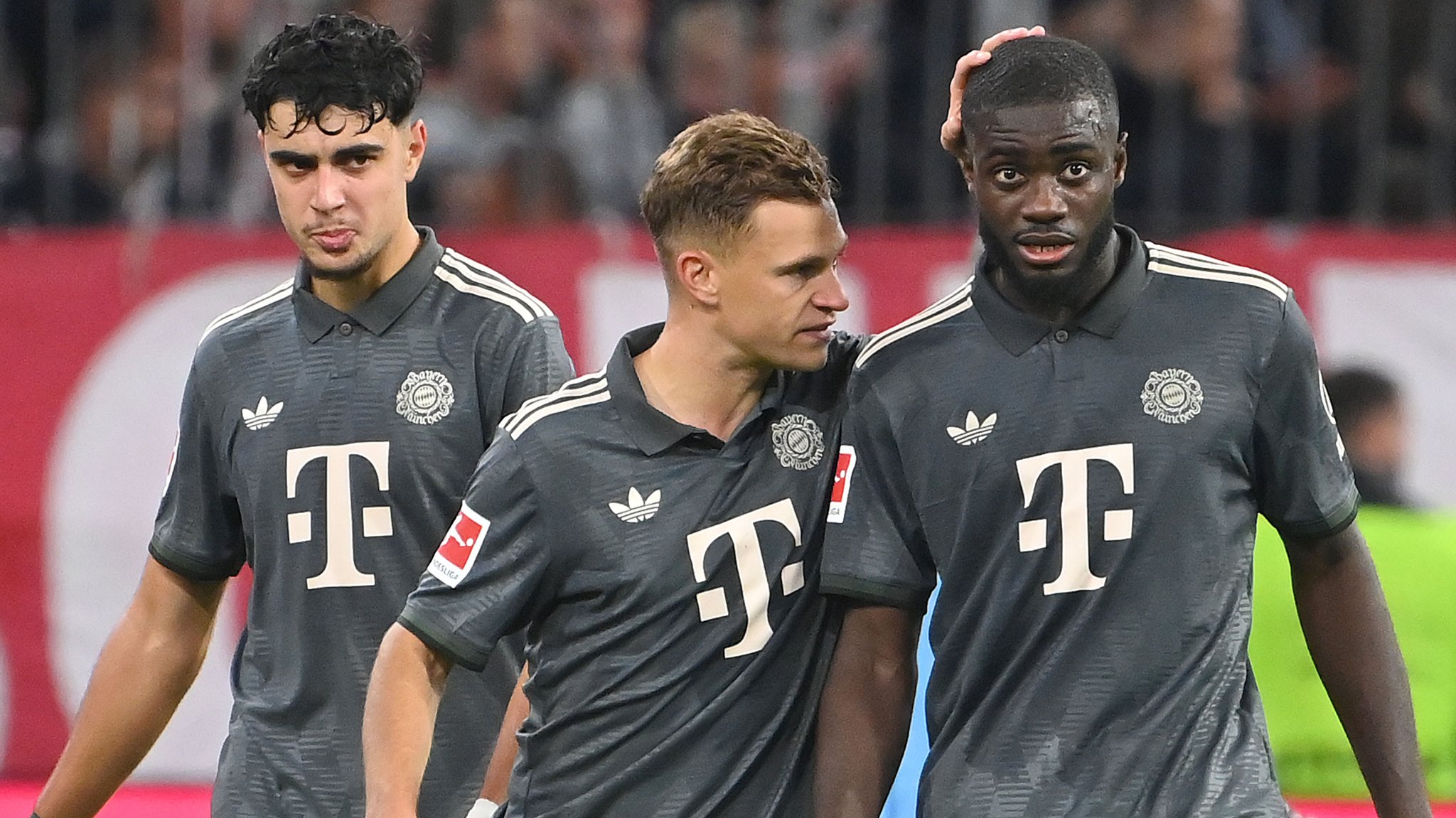 Aleksandar Pavlovic (links), Joshua Kimmich (Mitte), Dayot Upamecano (rechts)