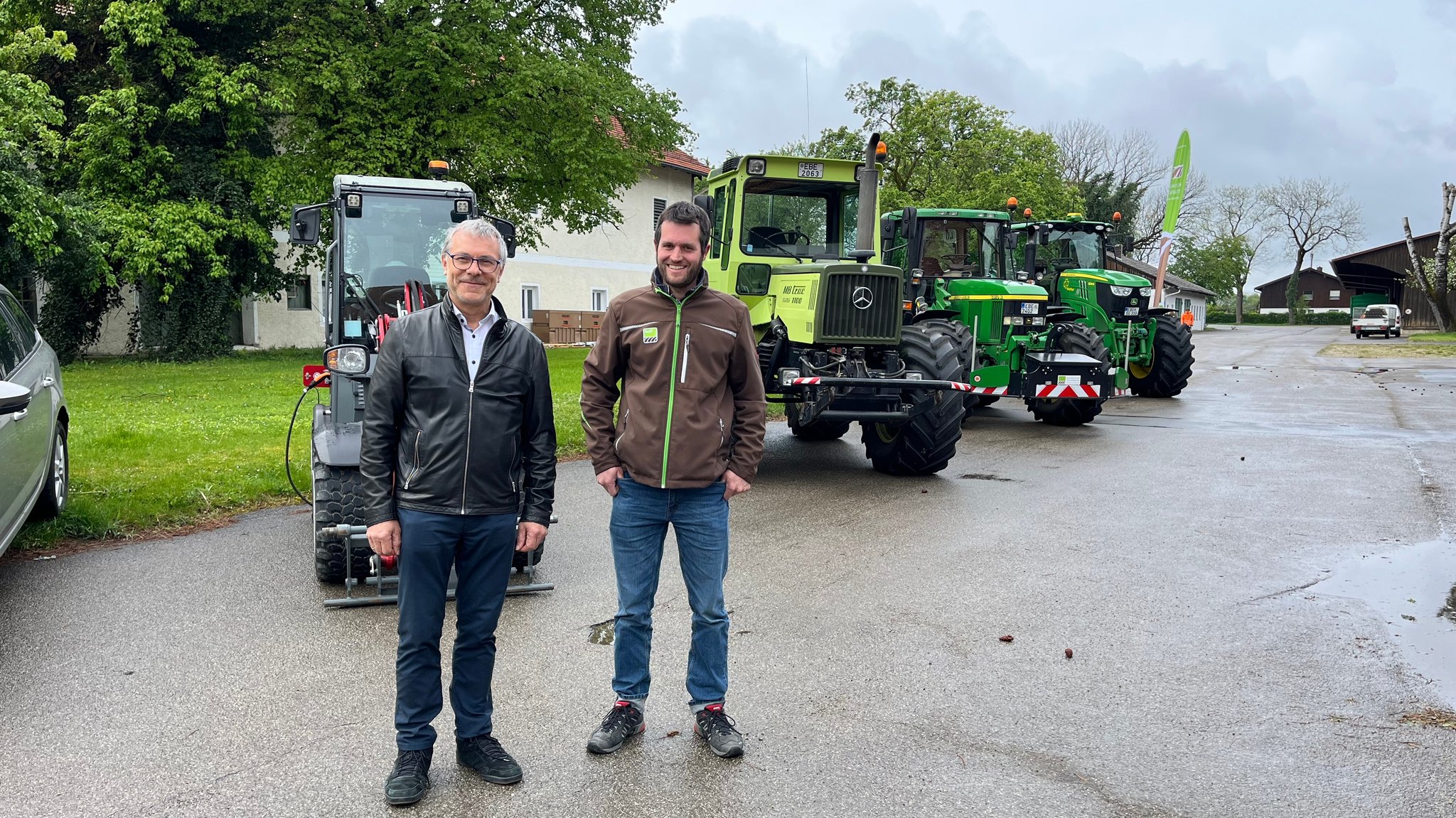 Anton Dippold, Geschäftsführer der Bayerischen Staatsgüter, und Stefan Lutz, Technikkoordinator bei den Bayerischen Staatsgütern