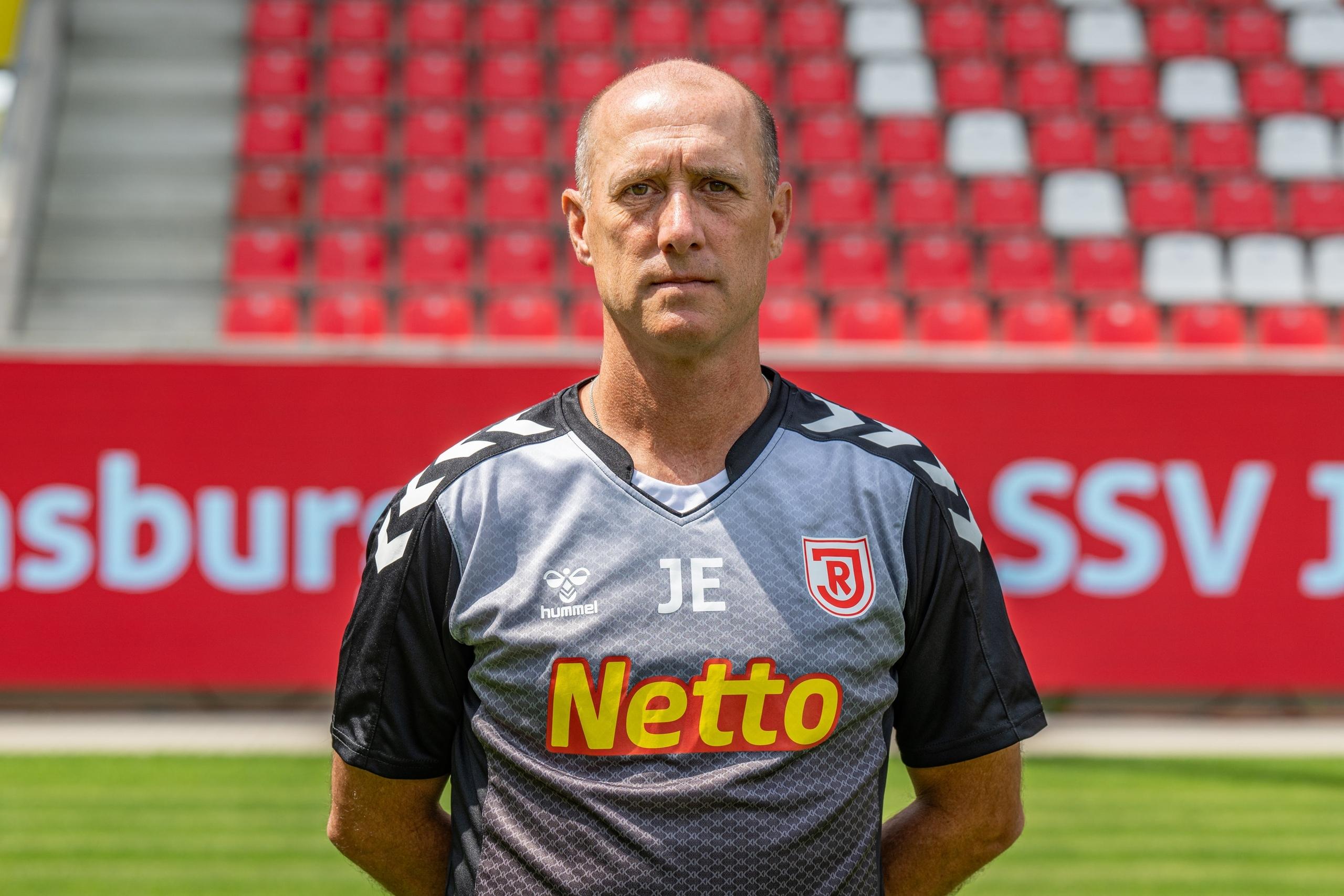 ARCHIV - 18.07.2024, Bayern, Regensburg: Fußball: 2. Bundesliga, Fototermin SSV Jahn Regensburg. Trainer Joe Enochs von Regensburg. 