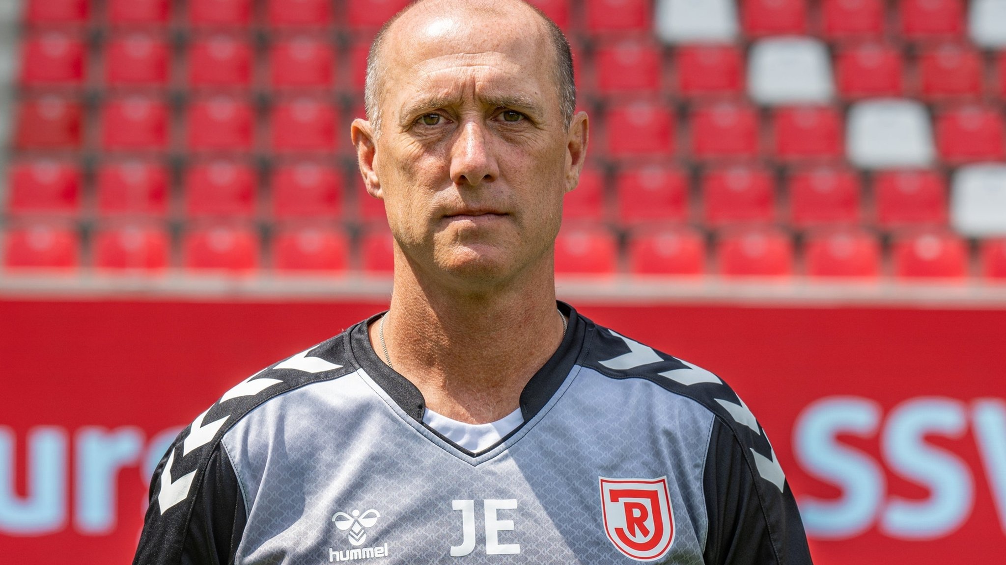 ARCHIV - 18.07.2024, Bayern, Regensburg: Fußball: 2. Bundesliga, Fototermin SSV Jahn Regensburg. Trainer Joe Enochs von Regensburg. 