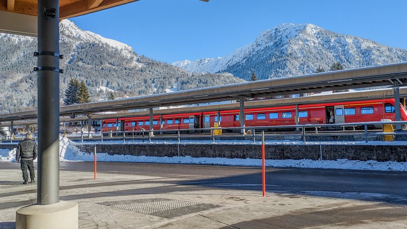 Der Bahnhof Oberstdorf im Winter (Archivbild) | Bild: picture alliance / NurPhoto | Michael Nguyen Der Bahnhof Oberstdorf im Winter (Archivbild)