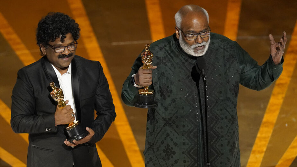 12.03.2023, USA, Los Angeles: M.M. Keeravaani (r) und Chandrabose nehmen den Preis für den besten Originalsong für «Naatu Naatu» aus «RRR» bei der Oscar-Verleihung im Dolby Theatre in Los Angeles entgegen. Foto: Chris Pizzello/Invision/AP +++ dpa-Bildfunk +++