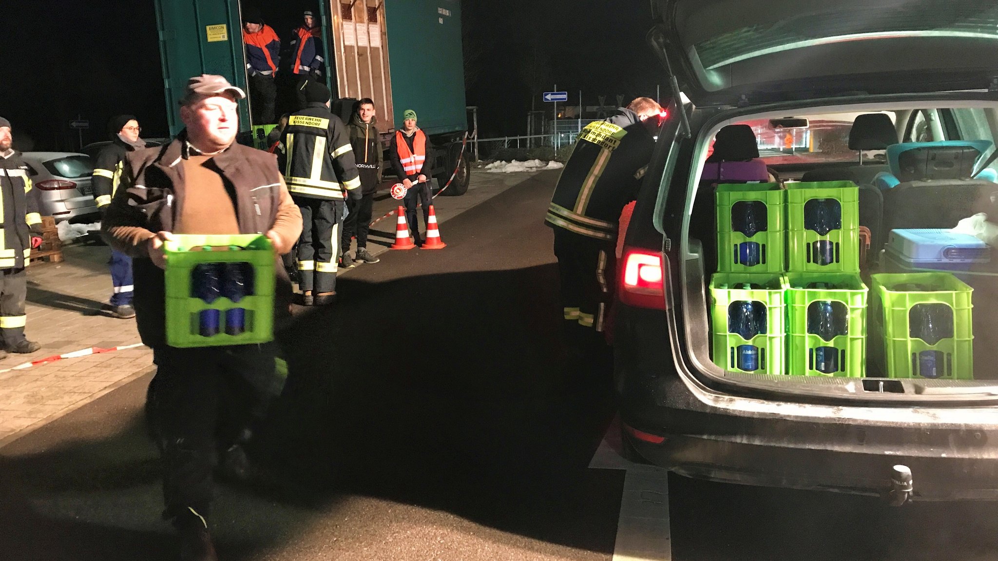 Die Feuerwehr verteilt Wasserkästen