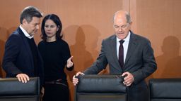 Archiv: Robert Habeck, Annalena Baerbock und Olaf Scholz vor einer Kabinettssitzung | Bild:dpa-Bildfunk/Bernd von Jutrczenka