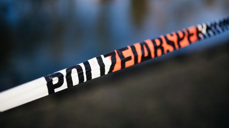 Wegen Schusswaffenverdacht musste die Polizei am Freitag vor Heiligabend einen Bahnsteig am Münchner Hauptbahnhof räumen. | Bild: BR/Julia Müller Wegen Schusswaffenverdacht musste die Polizei am Freitag vor Heiligabend einen Bahnsteig am Münchner Hauptbahnhof räumen.