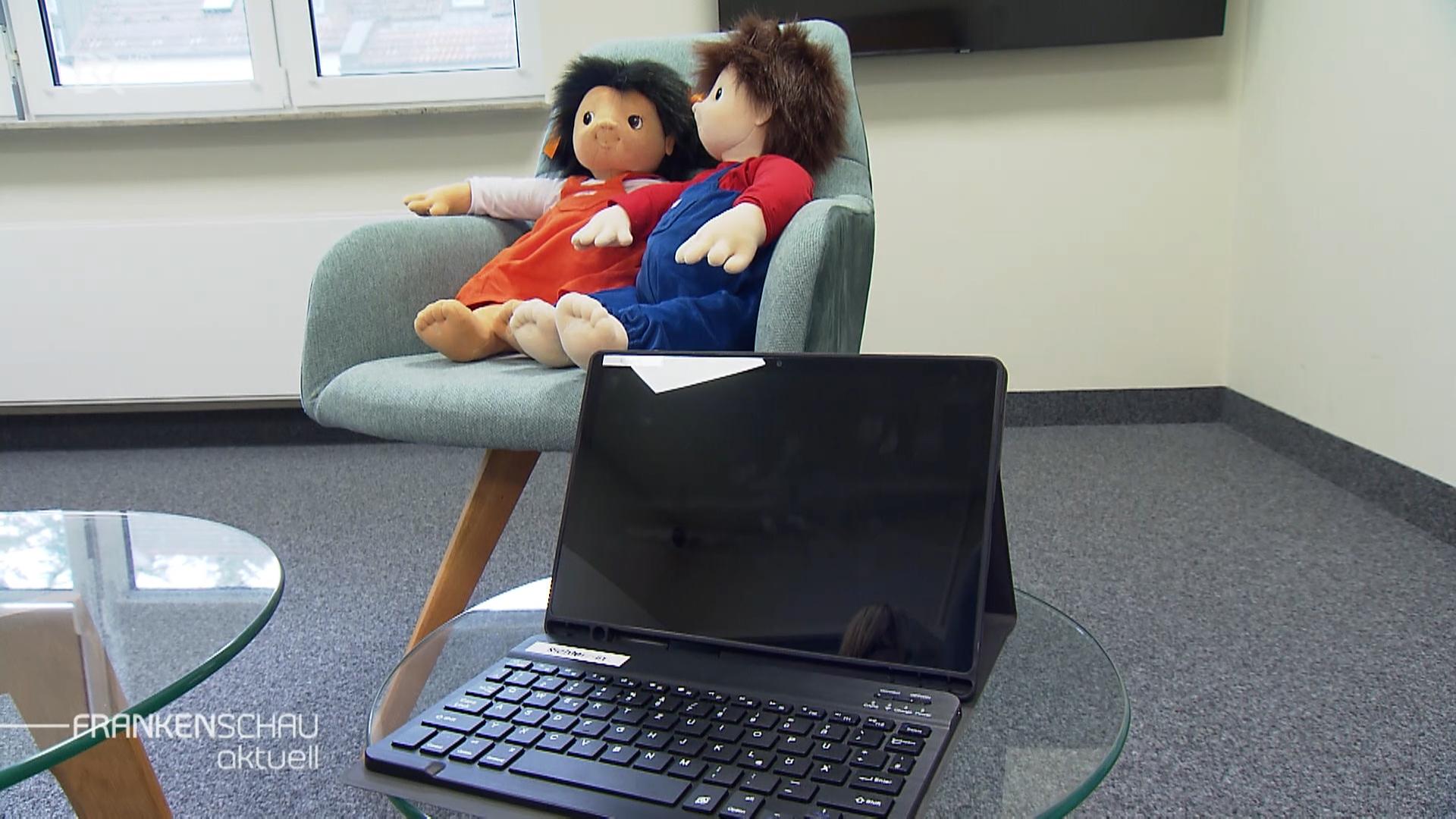 Puppen auf Sessel im Schutzhaus.