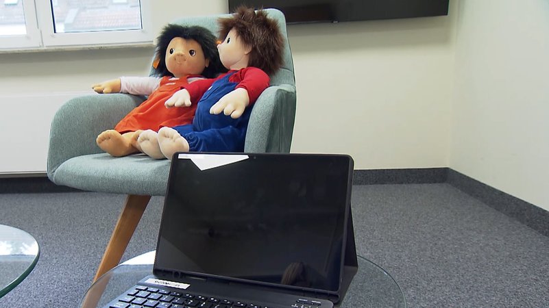 Puppen auf Sessel im Schutzhaus. | Bild: BR Puppen auf Sessel im Schutzhaus.