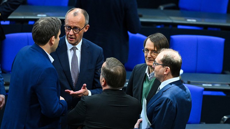 Friedrich Merz (CDU) spricht mit Lars Klingbeil (SPD, l.) und weiteren Politikern: Boris Pistorius (SPD, m.), Alexander Dobrindt (CSU, r.) und Karl Lauterbach (SPD) | Bild: REUTERS/Annegret Hilse Friedrich Merz (CDU) spricht mit Lars Klingbeil (SPD, l.) und weiteren Politikern: Boris Pistorius (SPD, m.), Alexander Dobrindt (CSU, r.) und Karl Lauterbach (SPD)